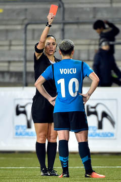 Olimpia Clujs Andreea Voicu får rött kort av domare