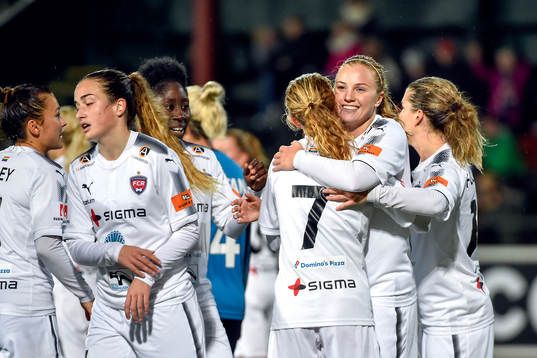 Rosengårds Glodis Perla Viggosdottir jublar med lagkamrater