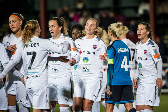 Rosengårds Glodis Perla Viggosdottir i mitten jublar