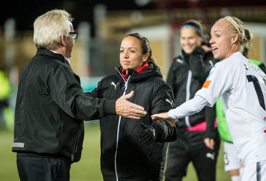 Rosengårds tränare Malin Levenstad i mitten