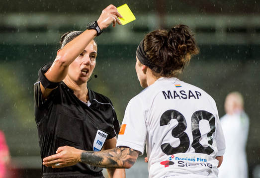 Domaren Efthalia Mitsi ger Rosengårds Ella Masar McLeod