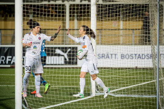Rosengårds Ella Masar McLeod jublar med Iva Landeka som