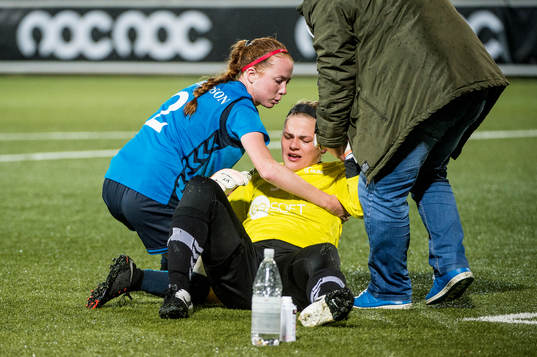 Olimpia Clujs Emily Victoria Richardson tittar till