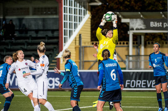Olimpia Clujs målvakt Jillian McVicker gör en räddning