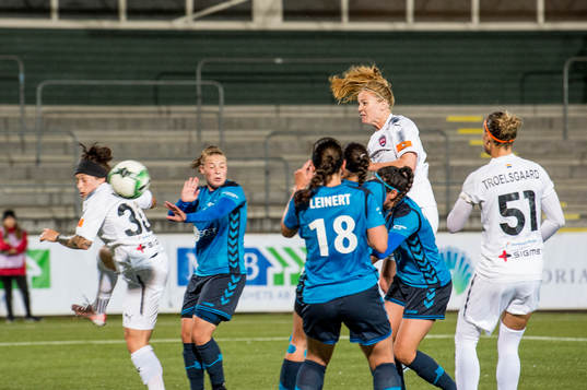 Rosengårds Glodis Perla Viggosdottir nickar bollen mot mål