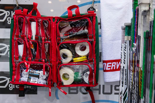 En materialväska i hemmalagets bås innan ishockeymatchen