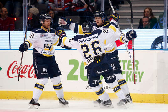 s Max Wärn jublar med Martin Thörnberg och Erik
