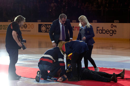 Djurgårdens Nichlas Falk svimmari samband med att hans
