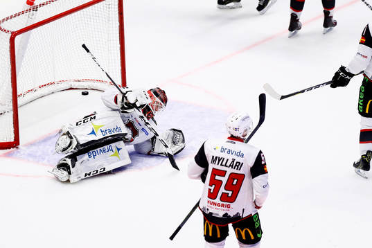 Malmö Redhawks målvakt Oscar Alsenfelt släpper in