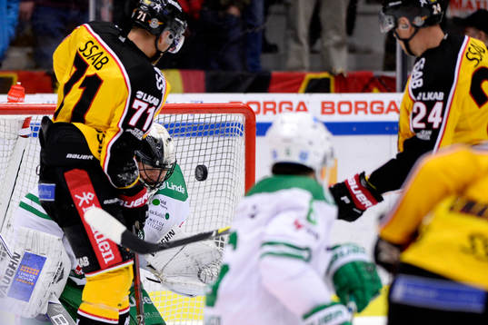 Luleås Petter Emanuelsson gör 2-1-målet