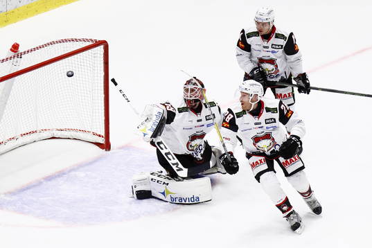 Malmös målvakt Oscar Alsenfelt och Jens Olsson ser pucken