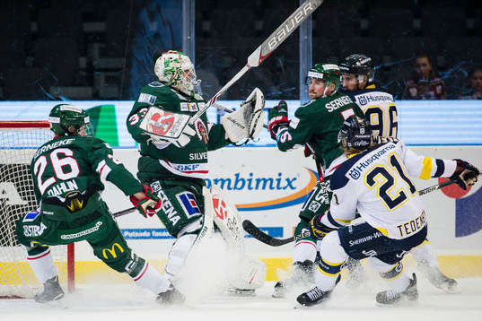 Frölundas målvakt Johan Gustafsson plockar pucken i luften