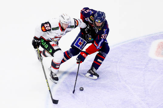 Linköpings Adam Ginning och Malmö Redhawks Erik Forssell