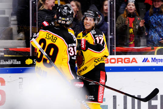 Luleås Andreas Falk jublar med Luleås Pontus Själin