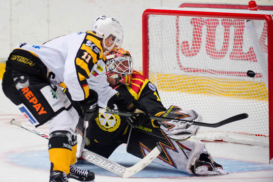 Skellefteås Henrik Hetta gör 3-1 bakom Brynäs målvakt