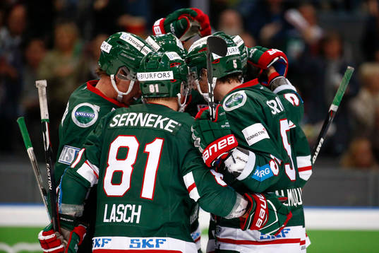 Frölundas Matt Donovan jublar med lagkamrater