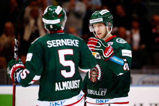 Frölundas Adam Almqvist jublar mned målskytten till 1-1