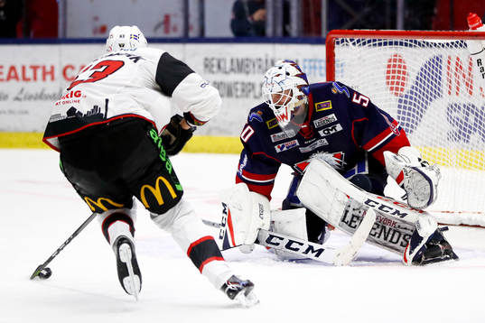 Malmö Redhawks Fredrik Händemark mot Linköpings målvakt