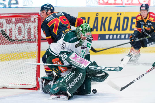Färjestads målvakt Stefan Stéen räddar ett skott från