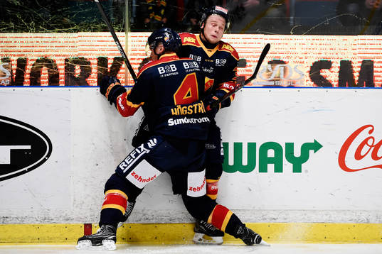 Djurgårdens Marcus Högström kör ihop med en lagkamrat