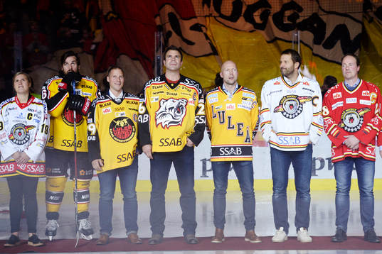 Mikael Renberg (vit tröja) med andra i luleåtröjor
