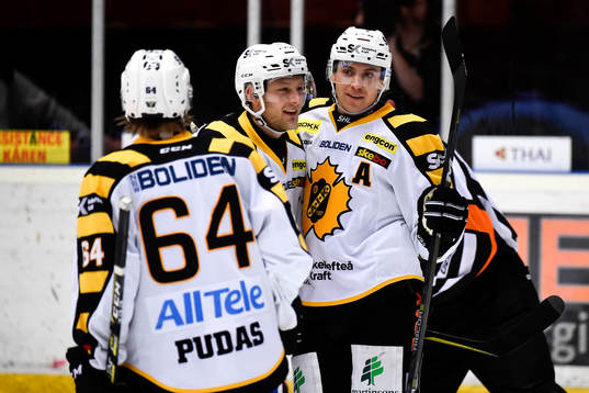 Skellefteås Jonathan Pudas och Oscar Möller jublar med