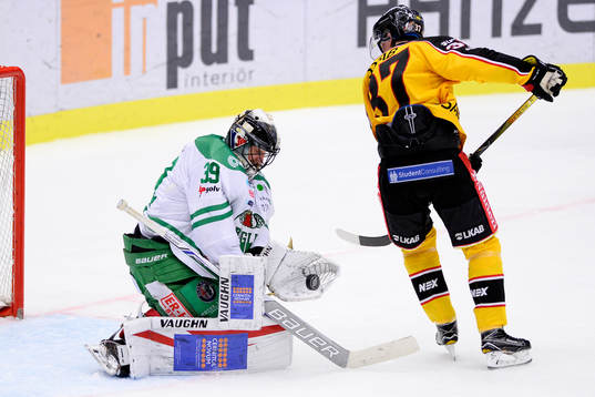 Rögles målvakt Justin Pogge räddar ett läge från