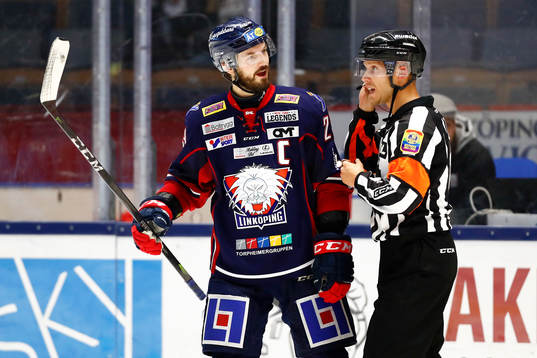 Linköpings Niklas Persson diskuterar med domaren