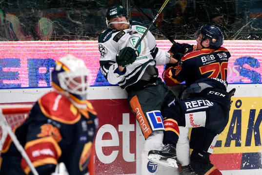 Färjestads Ilari Melart tacklas av Djurgårdens Marcus