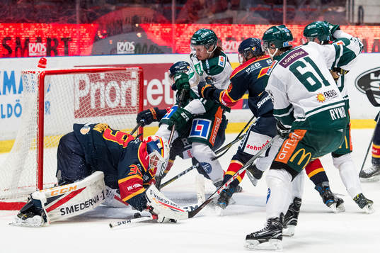 Djurgårdens målvakt Adam Reideborn försöker blockera