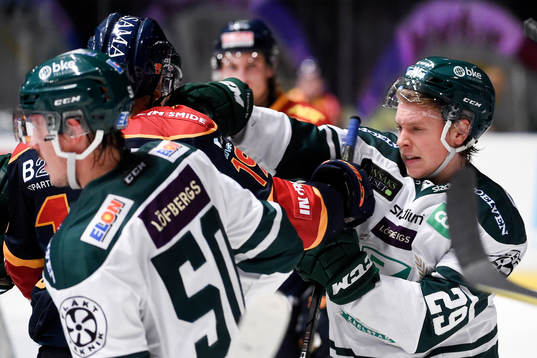 Djurgårdens Rene Bourque gruffar med Färjestads Oskar