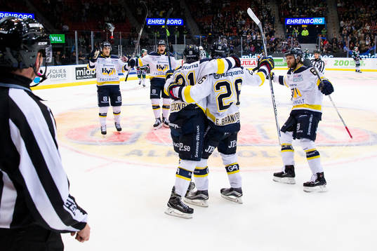 s Mattias Tedenby jublar och omfamnas