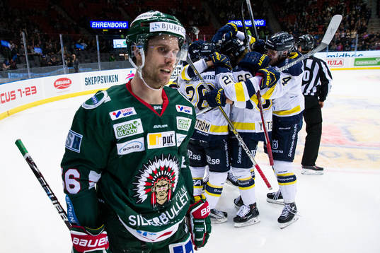 s Mattias Tedenby jublar och omfamnas