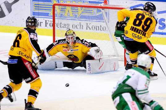 Luleås målvakt Joel Lassinatti med en räddning