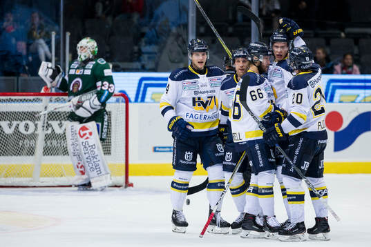 s Victor Ejdsell jublar och omfamnas