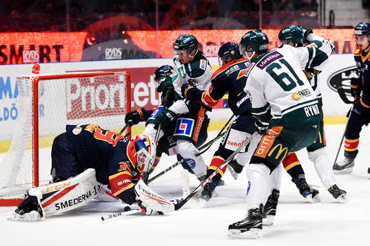 Djurgårdens målvakt Adam Reideborn blockerar pucken