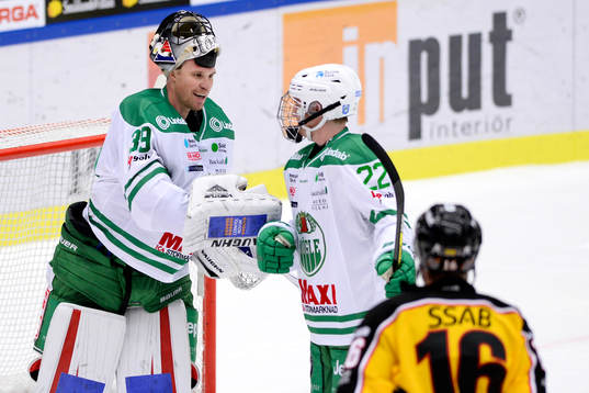 Rögles målvakt Justin Pogge och Rasmus Sandin jublar