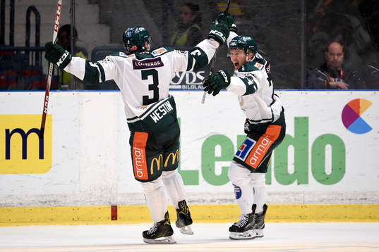 Färjestads Jens Westin utökar till 2-3 och jublar med