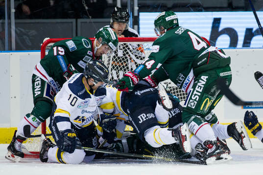 Frölundas Pontus Widerström frosscheckar en HV71 spelare