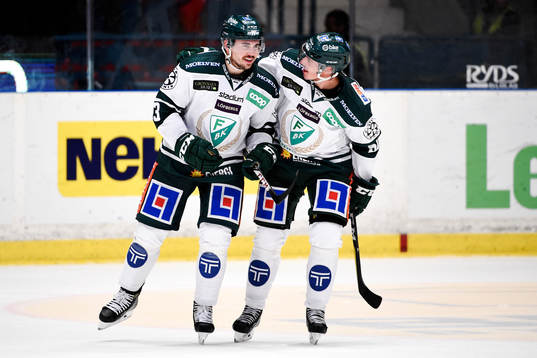 Färjestads Jens Westin gör 2-3-målet och jublar med