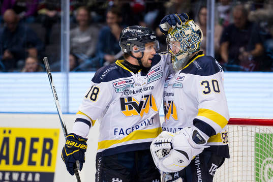 s Topi Jaakola och målvakt Linus Söderström jublar