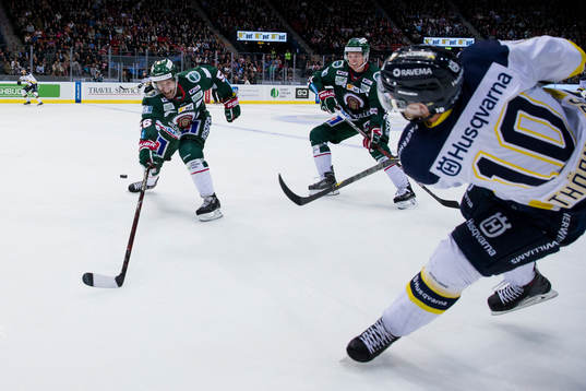 s Martin Thörnberg spelar pucken förbi Jonathan Sigalet