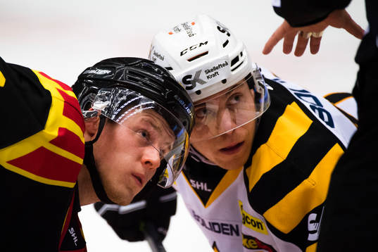 Brynäs Linus Ölund och Skellefteås Pär Lindholm nder