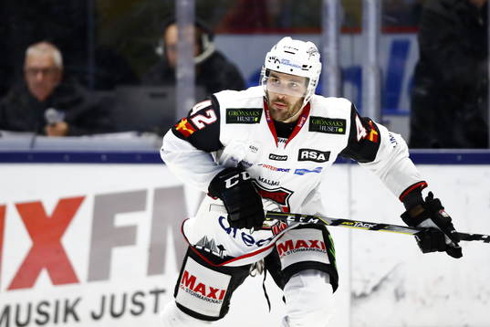 Malmös Niklas Arell på väg från utvisningsbåset