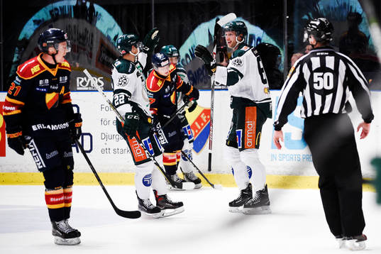 Färjestads Per Åslund jublar med målskytten till 2-4