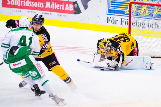 Rögles Daniel Widing (tv) och Luleås Pontus Själin