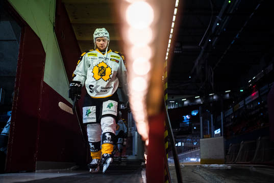 Skellefteås Sebastian Ohlsson före ishockeymatchen i SHL