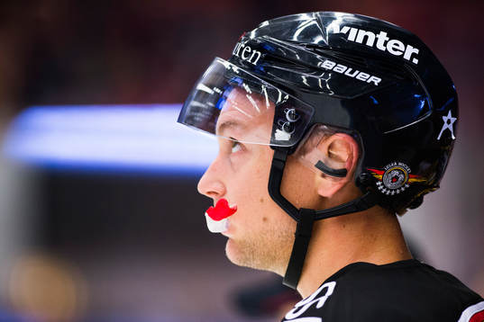 Luleås Johan Harju tuggar på tandkyddet