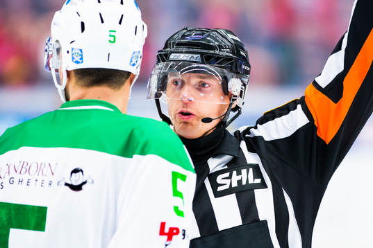 Domaren Mikael Andersson och Rögles Alen Bibic
