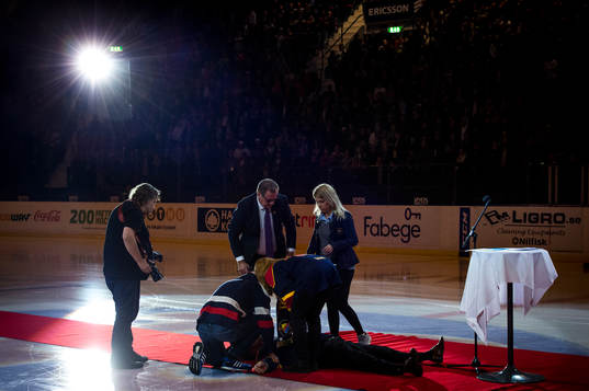 Djurgårdens Nichlas Falk svimmar
